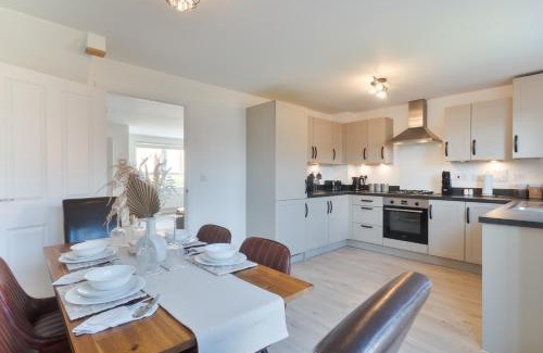 Broad Oak House | Modern Spacious House with Free Parking & Garden - Sleeps 6 - Perfect for Contractors & Families