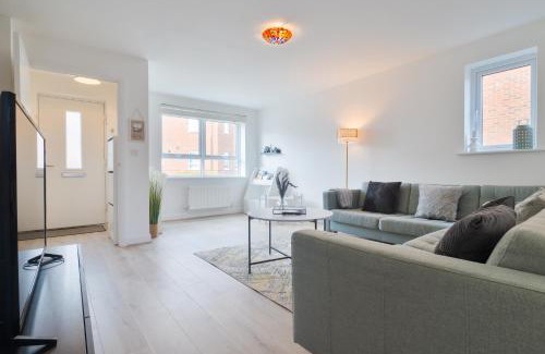 Broad Oak House | Modern Spacious House with Free Parking & Garden - Sleeps 6 - Perfect for Contractors & Families