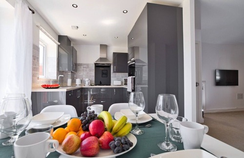 Peterborough House | 🌟MODERN, SPACIOUS TOWNHOUSE CLOSE TO CITY CENTRE🌟