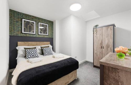 Gabalfa Apartment | Modern Spacious Three Bedrooms with Private Garden
