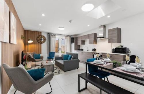 Gabalfa Apartment | Modern Spacious Three Bedrooms with Private Garden
