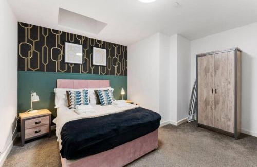 Gabalfa Apartment | Modern Spacious Three Bedrooms with Private Garden