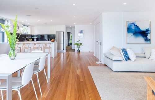 Randwick Apartment | Modern & Spacious, Walk to Coogee Beach
