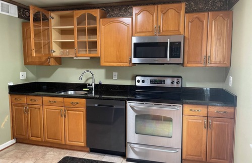 Newington House | Modern Springfield 3BR - Walk to Shops - Minutes to DC & Fort Belvoir