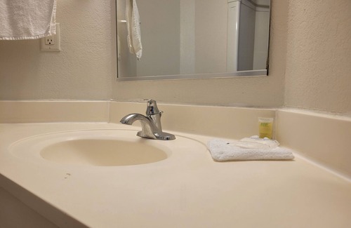 Minonk Hotel | Modern Stay 39 Lakeview By OYO Minonk Garden