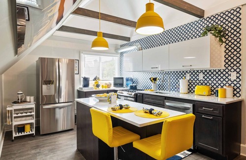 Shadyside Apartment | Modern stay in heart of city