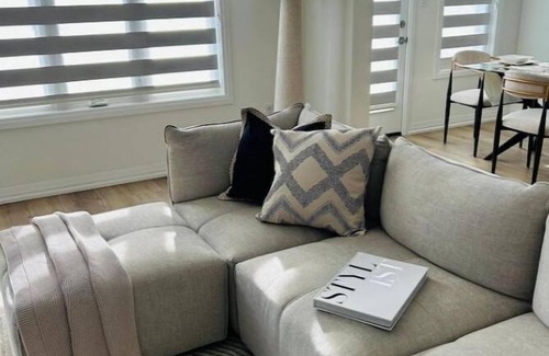 Fonthill House | Modern Stay Niagara. 3 bedroom house. Minutes from Niagara Falls. Book now!
