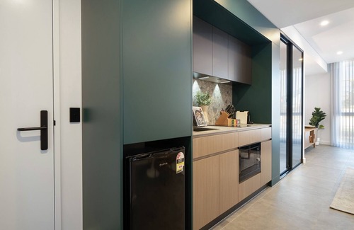 North Fremantle Apartment | Modern Studio with Rooftop and BBQ Access