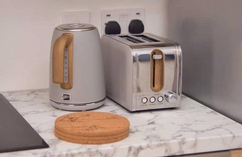 Seisdon Apartment | Modern Studio - Close to City Centre!