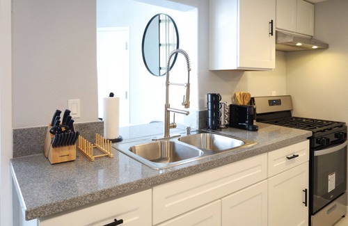 Old Town Apartment | Modern Studio Duplex -15 min to Beach