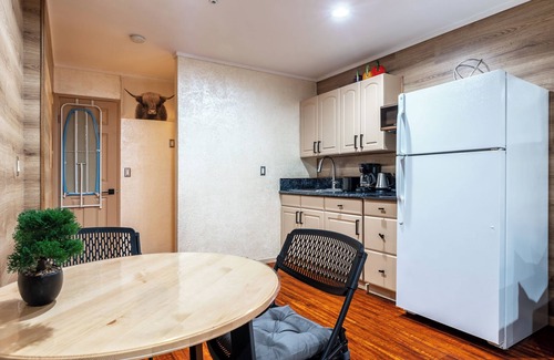 Pacific - Edison Apartment | Modern Studio in Central Glendale – Pool, Jacuzzi & Free Parking!