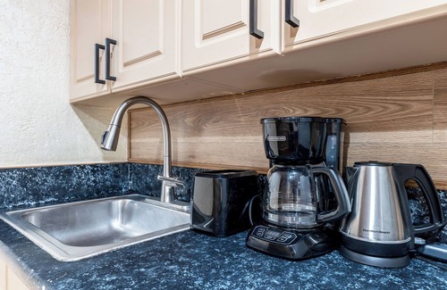 Pacific - Edison Apartment | Modern Studio in Central Glendale – Pool, Jacuzzi & Free Parking!