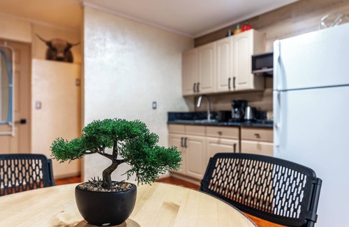 Pacific - Edison Apartment | Modern Studio in Central Glendale – Pool, Jacuzzi & Free Parking!