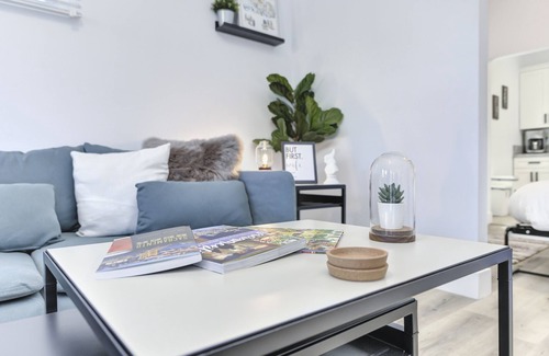 North Oak Park Apartment | Modern Studio - North Oak Park/UC Med Center