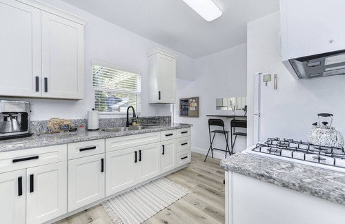 North Oak Park Apartment | Modern Studio - North Oak Park/UC Med Center