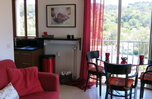Cap-d'Antibes Apartment | Modern studio, sunny and calm "feet in the water" Plage de la Salis