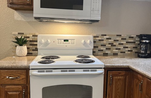 Roseville Apartment | Modern Studio With Full Kitchen & Bathroom