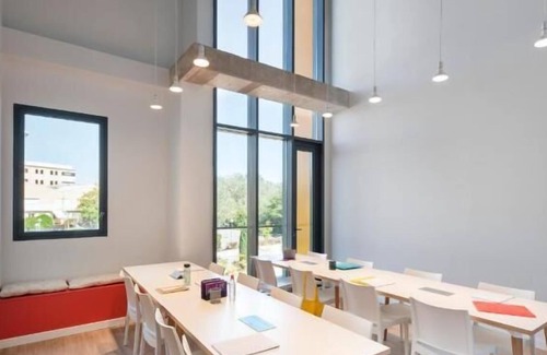 Milagrosa Apartment | Modern Studio with High-Speed Wi-Fi in Pamplona