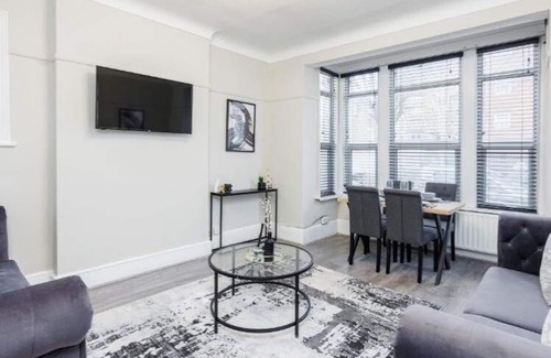 Southend-on-Sea Apartment | Modern & Stylish 2BR City Centre Near High St by Luxiety Stays