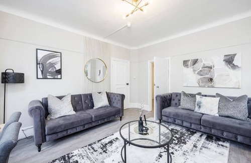 Southend-on-Sea Apartment | Modern & Stylish 2BR City Centre Near High St by Luxiety Stays