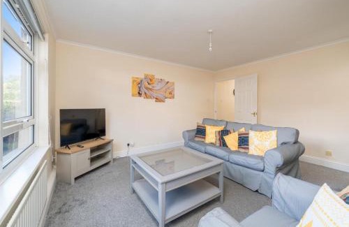 Redhill Apartment | Modern & Stylish 2-Bedroom Near Redhill Station with Free Parking