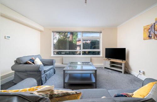 Redhill Apartment | Modern & Stylish 2-Bedroom Near Redhill Station with Free Parking