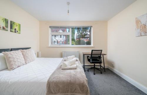 Redhill Apartment | Modern & Stylish 2-Bedroom Near Redhill Station with Free Parking