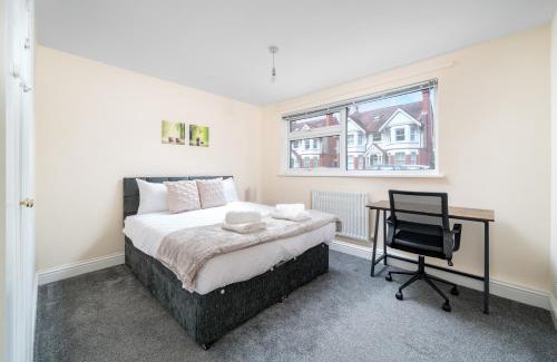 Redhill Apartment | Modern & Stylish 2-Bedroom Near Redhill Station with Free Parking