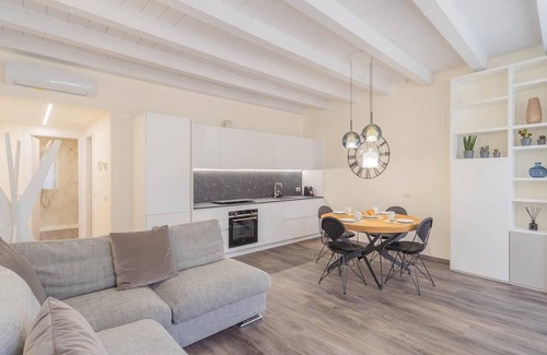 Como City Centre Apartment | Modern Stylish Apartment in Como City