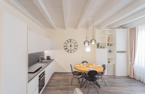 Como City Centre Apartment | Modern Stylish Apartment in Como City