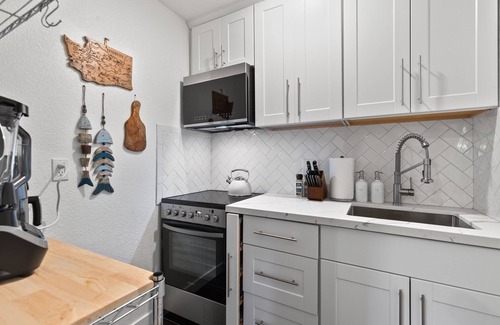 Eastgate House | Modern & Stylish Bellevue Basement Suite - Spacious & Cozy Stay Urban Oasis