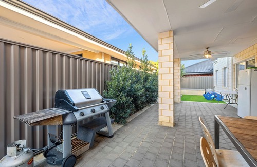 Carlisle House | Modern & Stylish Getaway with a Yard and Balcony