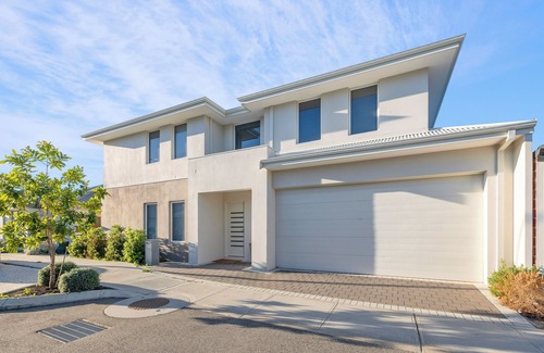 Carlisle House | Modern & Stylish Getaway with a Yard and Balcony