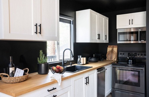 Moonridge Cabin | Modern, Stylish, Hot Tub, Mt Views, EV Charger, Big Bear Lake