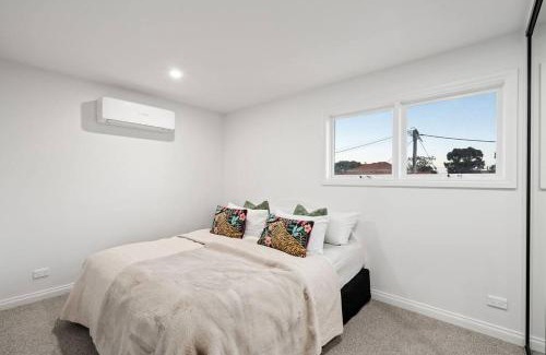 Williamstown House | Modern Stylish Home - Walk to Beach
