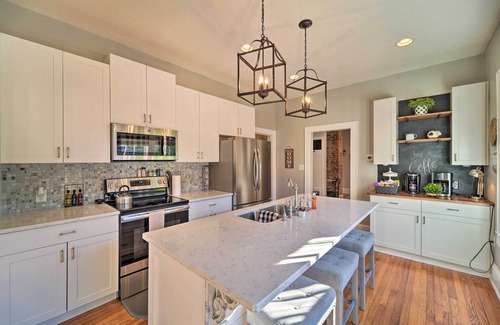 Jefferson City House | Modern, Sun-Lit Retreat w/Fire Pit & Yard!