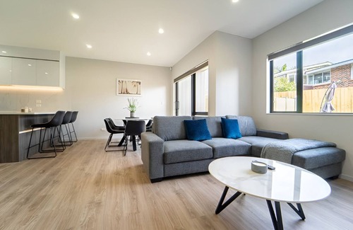 Sunnyhills House | Modern Sunnyhills Town House | Wi-Fi & Netflix