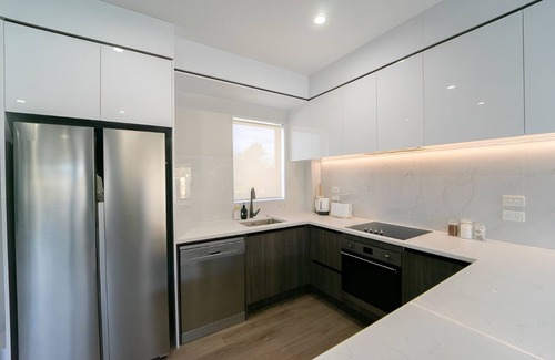 Sunnyhills House | Modern Sunnyhills Town House | Wi-Fi & Netflix
