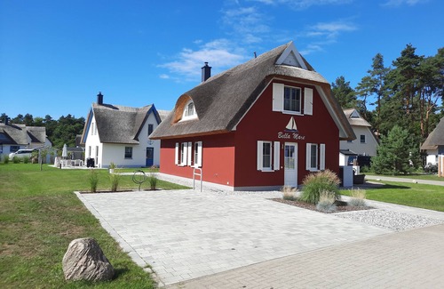 Zirchow House | Modern thatched Baltic Sea holiday home on Usedom with sauna, fireplace & sun terrace