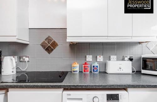 Luton House | Modern Three Bedroom Contractor House With Free Parking Near M1 Luton Airport By Jesswood Properties Short Lets