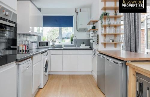 Luton House | Modern Three Bedroom Contractor House With Free Parking Near M1 Luton Airport By Jesswood Properties Short Lets