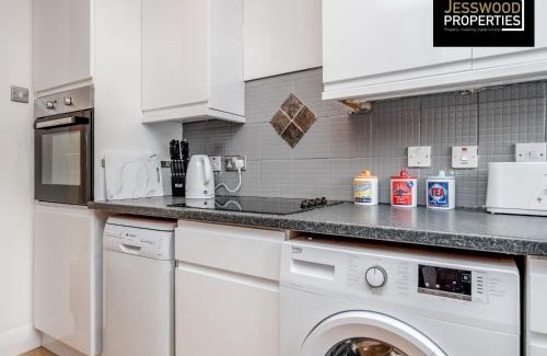 Luton House | Modern Three Bedroom Contractor House With Free Parking Near M1 Luton Airport By Jesswood Properties Short Lets
