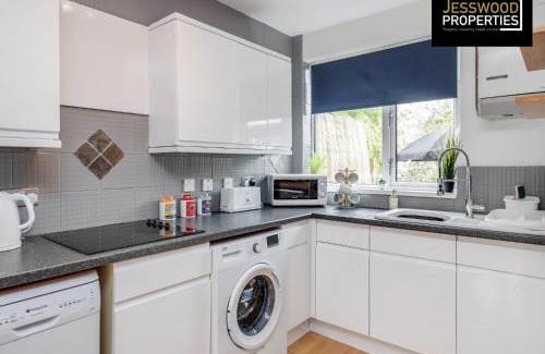 Luton House | Modern Three Bedroom Contractor House With Free Parking Near M1 Luton Airport By Jesswood Properties Short Lets