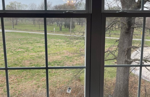 Prairie Grove House | Modern townhome 10.1 miles from Razorback Stadium