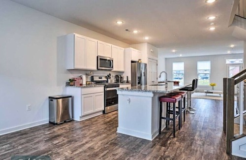 Frederick House | Modern Townhome 4Mi to Downtown Frederick!