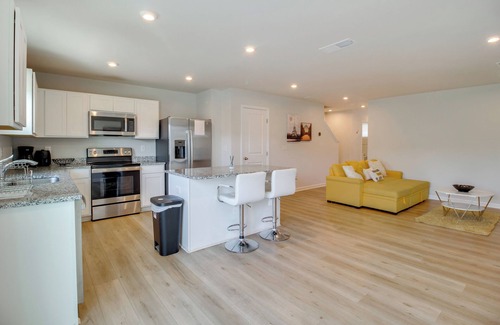 Cartersville House | Modern Townhome w/ Patio 7 Mi to Dtwn Cartersville