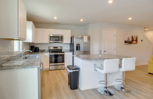 Cartersville House | Modern Townhome w/ Patio 7 Mi to Dtwn Cartersville