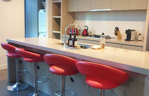 North Bendigo House | Modern Townhouse Family/Pet friendly close to CBD area.