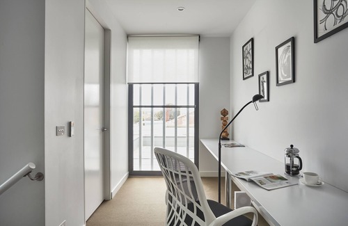 North Bendigo House | Modern Townhouse Family/Pet friendly close to CBD area.