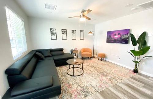 Jen Tilly Terrace Villa | Modern Townhouse in Tempe Near Arizona State University with Fast Wi-Fi & Free Parking for Cozy Stay